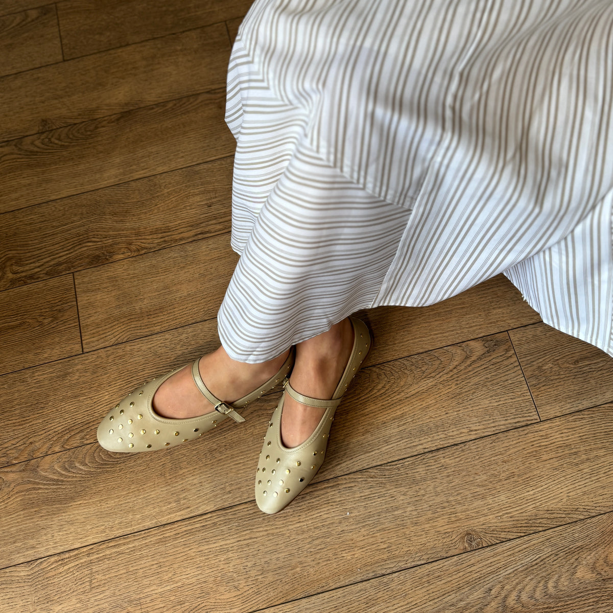 Cori Studs Beige