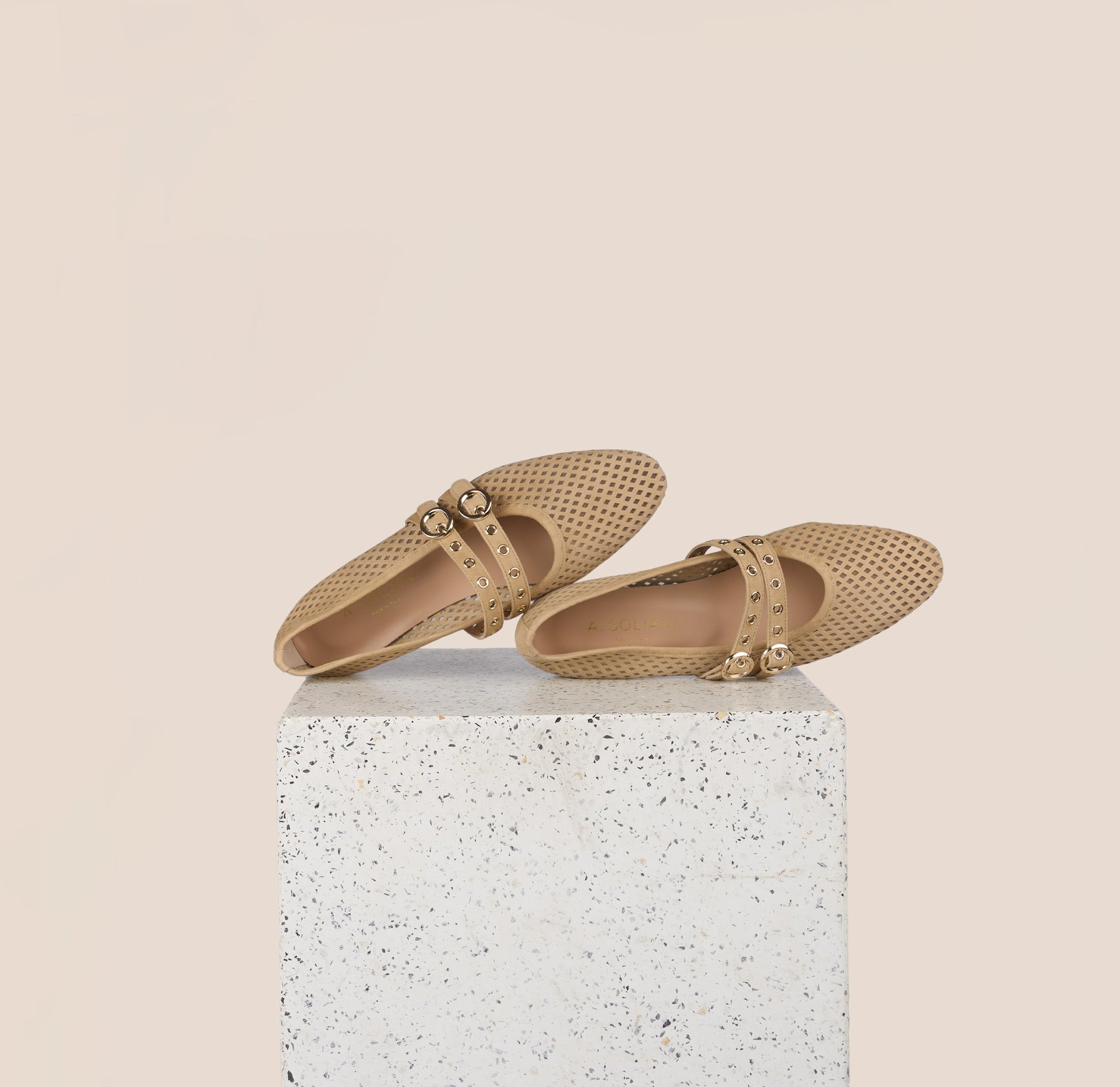 Como 2 Buckle - Perforated Sand