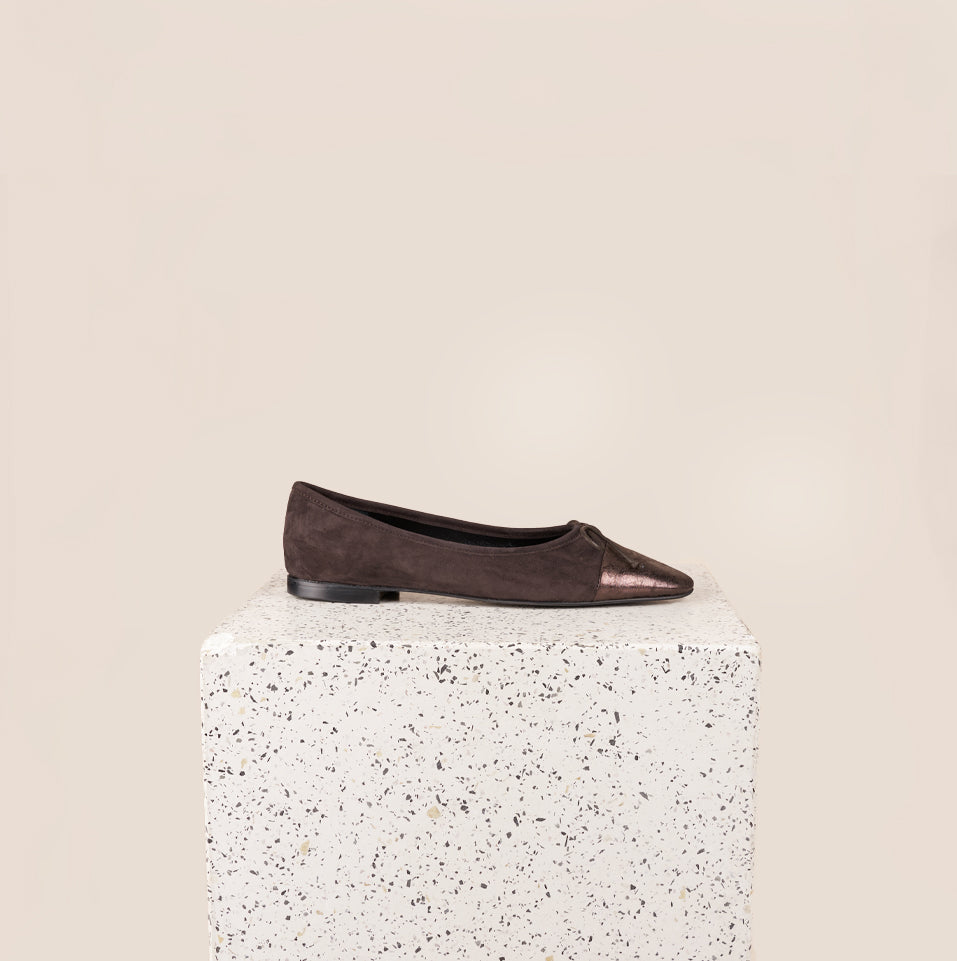 Como Italian Leather Flats in Chocolate Rock Side