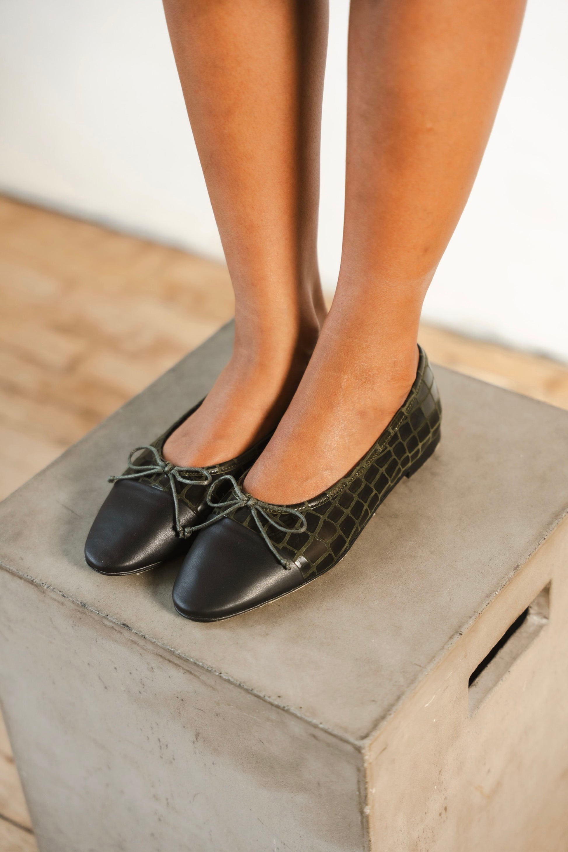 Como - Olive Croc/Black